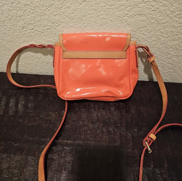 Giveaway DOONEY & BOURKE Patent Leather Crossbody Coral - Picture 2 of 9